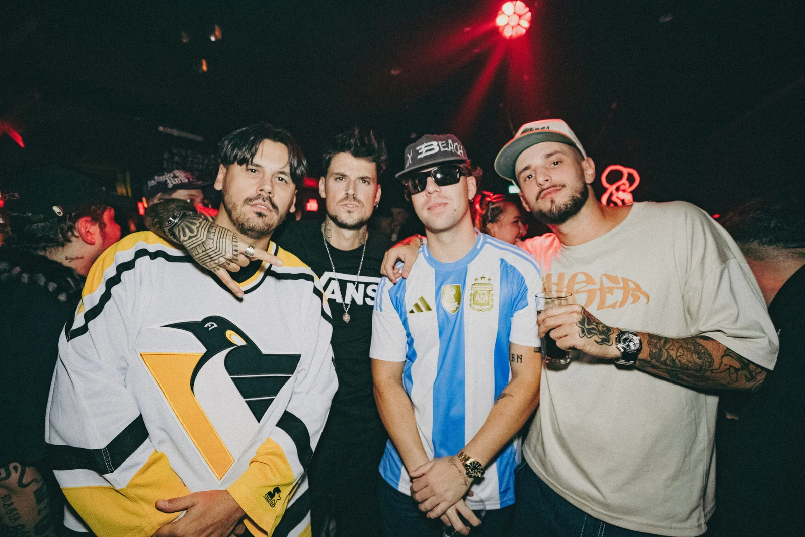 Gente en una fiesta de Picheo 808